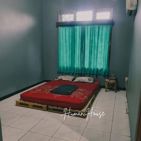 Human House Bed & Breakfast สุราบายา ภายนอก รูปภาพ
