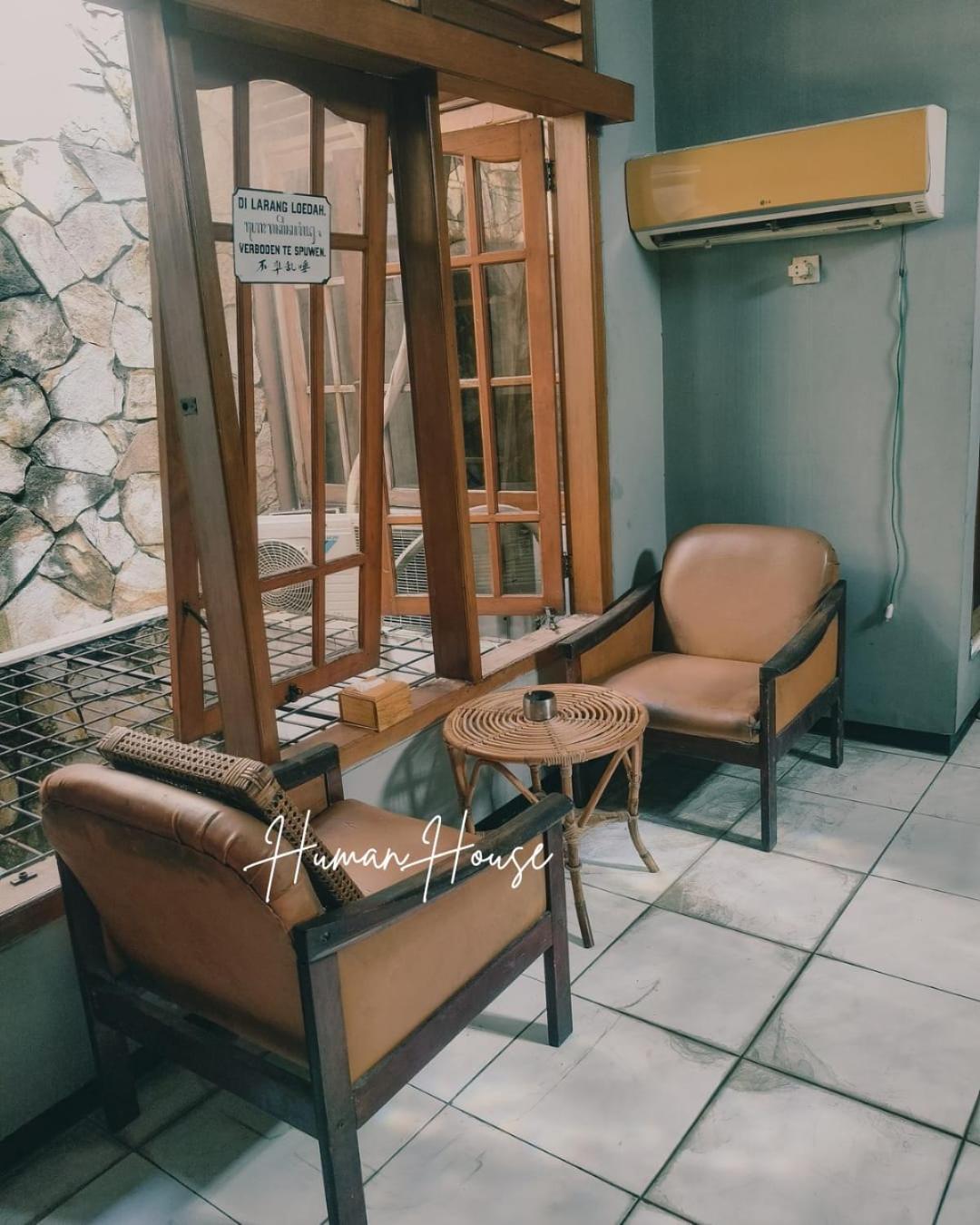 Human House Bed & Breakfast สุราบายา ภายนอก รูปภาพ