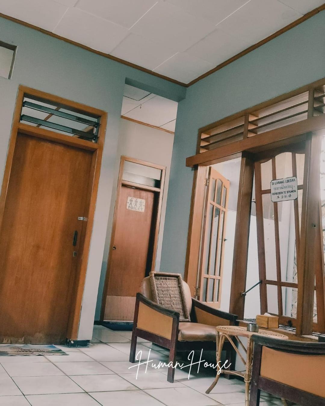 Human House Bed & Breakfast สุราบายา ภายนอก รูปภาพ